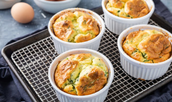 Keto Cheddar-Spinat Soufflé Opskrift