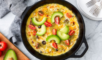 Cazuela de enchilada de pollo keto, mojo y verde