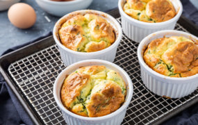 Keto Cheddar-spenat Soufflé recept