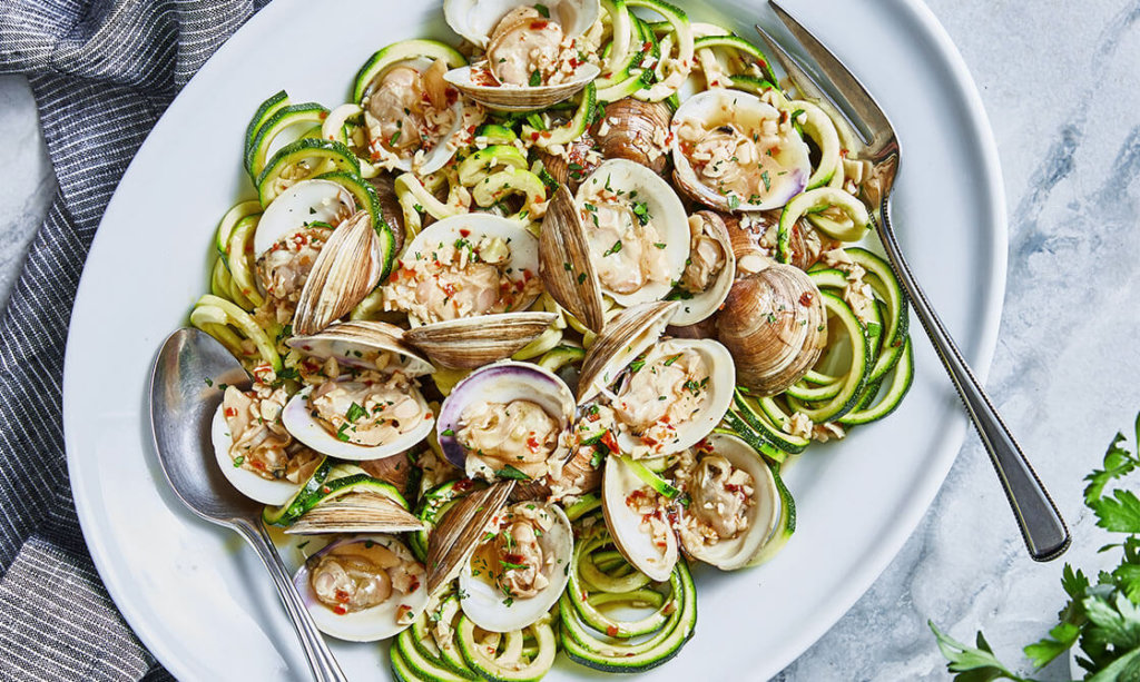 Recipe Keto Linguine with Clams & Zucchini I KETOMOJO